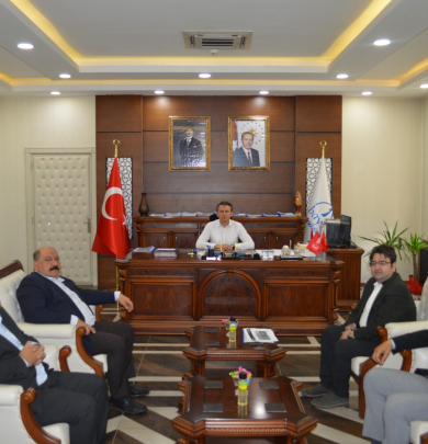 Baykan Yerel Eylem Gurubu Derneği Yönetimi ile Beraber Belediye Başkanı, Ziraat Odası Başkanı, Esnaf Sanatkarlar Başkanı Katılımıyla YKS Hazırlık ile ilgili Kaymakamımız Fatih ÖZCAN Makamında Değerlendirme Yapıldı